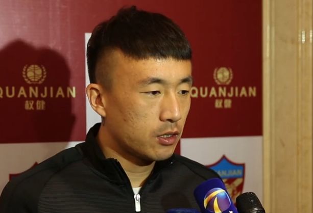 这一画面设计也令人联想到《阿甘正传》的经典结尾：一片从阿甘脚边慢慢飞到空中的羽毛。