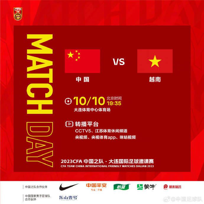 当日，一身黑裙外搭干练夹克亮相的林志玲美艳依旧，脖间惊现红斑疑似吻痕，现场更是大秀美腿电力十足。