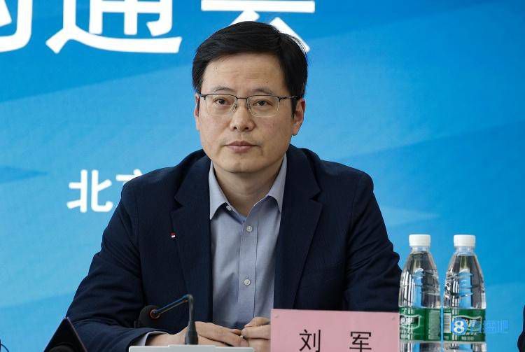 《线》定档8.21 菅田将晖小松菜奈情侣档再合体 2020-06-30 日前，由菅田将晖、小松菜奈领衔主演的影片《线》在日本重新定档，将于8月21日上映。