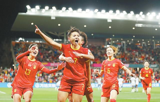 维伦纽瓦感谢观众称被感动 2024-09-09 当地时间9月8日，丹尼斯·维伦纽瓦现身第41届多伦多国际电影节“致敬奖”颁奖典礼红毯。