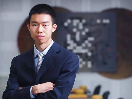 当地时间18日下午，记者在纽约曼哈顿上东区的Ralph Lauren麦迪逊大街全球旗舰店看 惊悚片《冻结之地》曝光剧照 凯奇对决库萨克 2013-06-03 日前，由尼古拉斯·凯奇、约翰·库萨克、瓦妮莎·哈金斯联袂主演的惊悚片《冻结之地》（The Frozen Ground）发布了一批最新剧照。