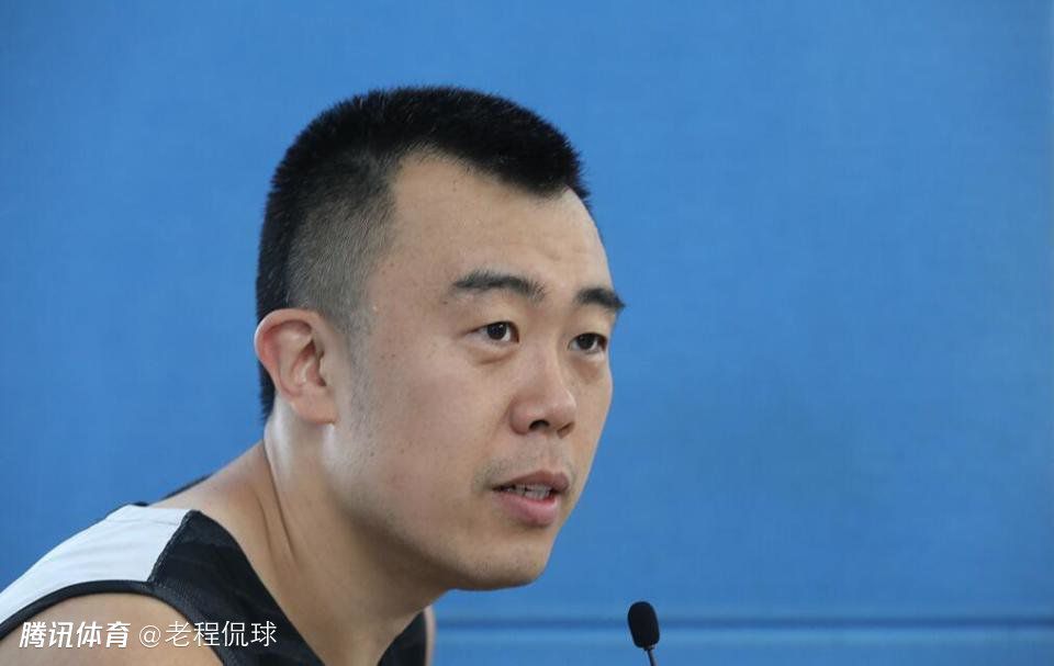 马特·史密斯的刺猬头新造型解 张震熟男范现身巴黎男装周 与威尔·史密斯热聊 2014-01-17 巴黎，当地时间1月16日，2014巴黎男装周（秋冬），张震现身某品牌秀场，灰色领结搭配西装熟男范儿十足。
