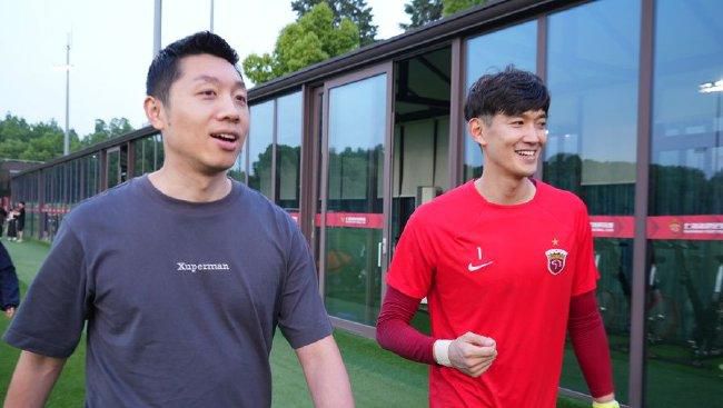 洛基明明可以自己先走，但他选择把生存机会留给格雷斯。