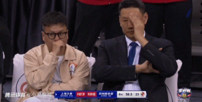 照片中，无论是海边游玩还是夜晚跑步，都散发着岁月沉淀后的淡然，松弛宁静。
