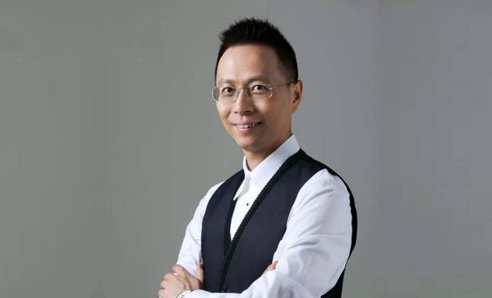 中国故事片蹒跚学步的第一次取景，并未指向戏台，而是定在了上海圆明园路的一片空地上。
