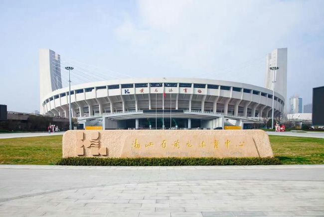 海报上，米莉出演的公主从山洞探出身，一条会飞的巨龙影子投射在山体上，令人不寒而栗。