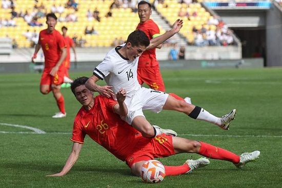 阿汤哥新片《米纳》开拍 为角色弄黑一颗牙齿 2015-05-20 当地时间5月19日，汤姆·克鲁斯现身美国亚特兰大拍摄新片《米纳》，一向英俊潇洒的“阿汤哥”为贴近片中角色变得有些邋遢，衬衫领口大开，头发也稍显凌乱，戴着墨镜的他对摄影师挥手微笑，看来心情大好。