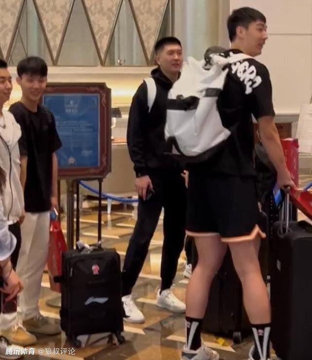他也格外欣赏《我要成名》里的一句对白：“在大海里面，你放弃了，就沉下去了。