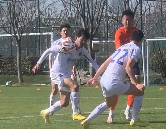 电影《漫长的告白》曝特辑 辛柏青挑战反差演绎 2022-08-02 8月2日，电影《漫长的告白》发布“立春”辛青柏特辑，该片由张律执导，耐安监制，倪妮、张鲁一、辛柏青领衔主演。