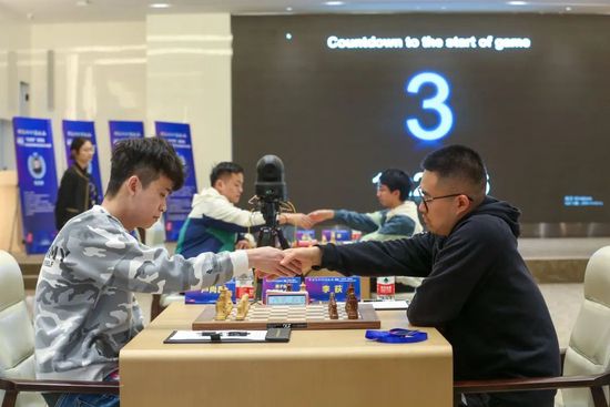 ”从人物出发，首先体现在复杂性上，剧中的角色没有简单的黑与白，全员在“好人”与“坏人”之间不断反转横跳，好人有可能犯错，有可能变坏，也有可能成为“系统内部的沉默者”。