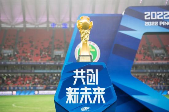 最近“又红又黑”的林志颖帅气现身，在颁奖台上钟汉良为其颁奖。