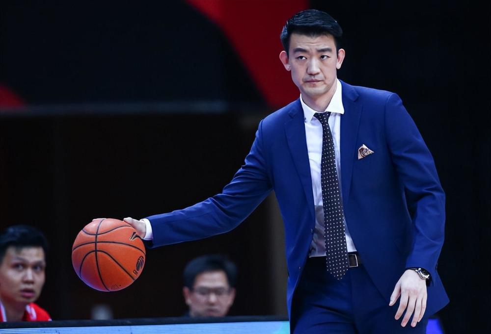 ”可以看到照片中的昆凌身着黑色外套，秀美丽侧颜。