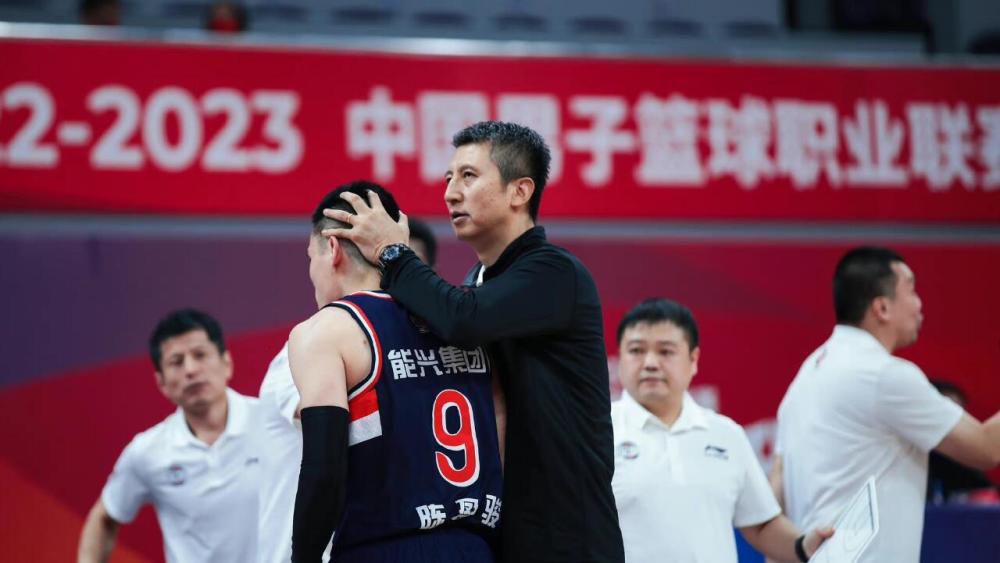 日前片方再次发布一组 《波巴·费特之书》发布角色海报 丑陋赫特人亮相 2022-01-11 1月11日，据外媒报道，《曼达洛人》衍生剧《波巴·费特之书》发布角色海报，在漫天黄沙中，剧中角色出现在人们眼前。