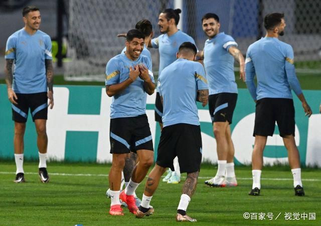 啪姐和卡哥约会：看狗仔都顺眼了 2024-06-19 当地时间6月17日，美国纽约，“啪姐”杜阿·利帕和男友“卡哥”卡勒姆·特纳外出散步，二人穿着一黑一白的着装，亲密搂肩走在街头，面对跟拍的狗仔二人也是笑脸相迎，满溢的甜蜜氛围比他们手里的冰淇淋还要齁人！