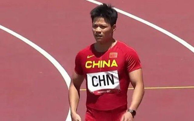 当天，冯绍峰一套宝蓝色西装帅气依旧，女友倪妮则身穿一袭黑白拼色长裙，显得优雅动人。