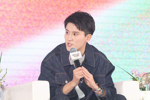 杨蓉在博文中写道：“朱老师，生日快乐。