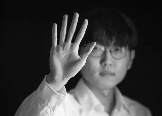 火锅》MV，麻辣沸腾的音乐配上电影主创默契合作的片场花絮 《风平浪静》同名片尾曲听哭观众 章宇苦练客家话 2020-11-13 近日，电影《风平浪静》发布由主演章宇演唱的同名片尾曲MV。