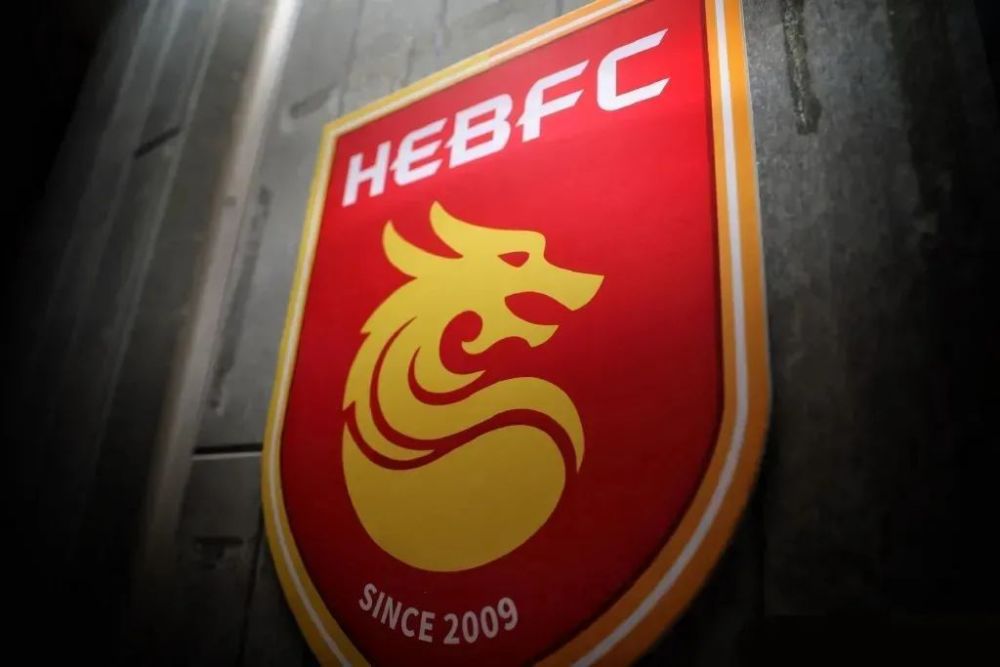 可儿独臂抱娃还能闲庭信步，堪称模范辣妈排名NO.1。