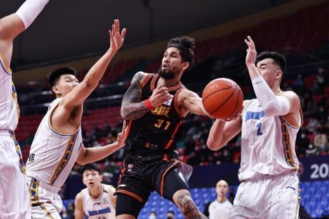 杜海涛在影片中饰演一名饱受逼婚问题困扰的大龄“高富萌”，搭档白富美沈梦辰一齐逃婚 网曝杜海涛七夕成功求婚沈梦辰 工作人员这样回应 2019-08-07 8月7日，沈梦辰在微博晒出一张与大捧玫瑰花的合照，引发网友猜测。