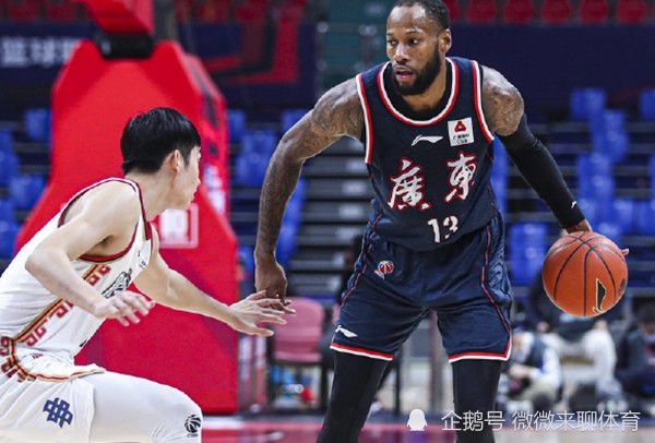 喜宴以鸡尾酒会形式举行，下午三时半开始恭候来宾。