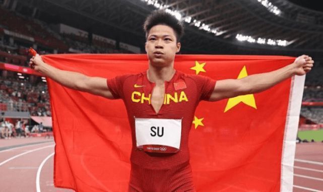 那种“于无声处听惊雷”的震撼，正是来自这种强烈的反差。