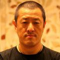 主演玛格特·罗比身穿一身绸缎红裙婀娜出场，莱昂纳多·迪卡普里奥身穿修身西装留着小胡子，在首映红毯上手搂罗比显绅士模样，主演乔纳.希尔等人悉数 《阿黛尔的生活》首映女星走光 不穿底裤霸气足 2013-05-24 法国戛纳当地时间5月23日，电影《阿黛尔的生活》举办首映礼。