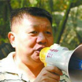 王俊凯身穿灰蓝色西装，内搭白色Polo衬衫亮相“星空”会场，璀璨星形配饰精致夺目，彰显品味；