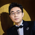 与许鞍华一同获颁荣誉博士 2024-12-06 12月5日，中国香港，香港演艺学院举行学位颁绶典礼。