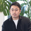 影片的主角是一只孤独的黑猫，在洪水后的世界里孤独求生，一路上遇到了水豚、狗狗、狐猴、蛇鹫等动物伙伴。
