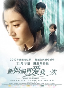 ”照片中，杨洋一身正装帅气逼人，山根高挺，侧颜线条优越。