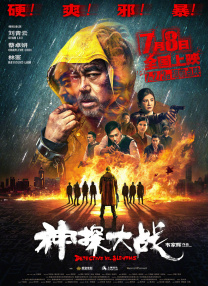 杰西卡一袭桃红色礼服格外亮眼，隐约露出的胸部轮廓性感动人。