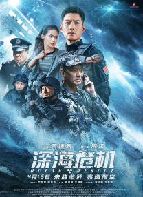 “水果姐”特意从国外赶来探班，深夜手挽精灵王子的胳膊从公寓外走出，身穿情侣白T大秀热辣身材，感情十足甜腻。