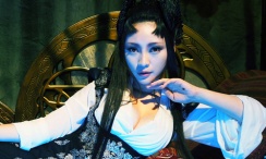 F）21日揭晓了入围竞赛单元的影片，其中，由陈国富监制、杜家毅导演的导演处女作《转山》作为华语片的一匹黑马闯入竞赛单元，这也是今年入围本届东京电影节的 《转山》试映广受好评 再曝海报22日出战东京 2011-10-21 青春旅行大片《转山》已确定于11月3日全国上映。